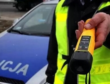 Auto zawisło na skarpie piachu. Leżącego obok pijanego kierowcę znalazł świadek