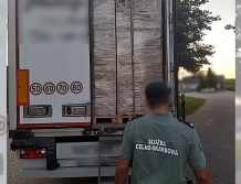 Powiedział, że „odstawia” auto do warsztatu. W naczepie było 700 tys. paczek nielegalnych papierosów