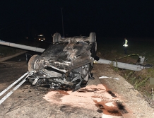 Kierowca uciekł, na miejscu wypadku zostawiając rannego pasażera (FOTO)