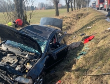 Wypadek na drodze krajowej. Auto dachowało