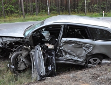 Wypadek w Pustych Łąkach. Ranne dwie młode osoby (FOTO)