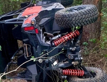 Buggy roztrzaskało się o drzewo. W środku czterech nastolatków
