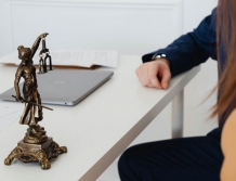 Jak adwokat może pomóc w sprawie o tymczasowe aresztowanie?