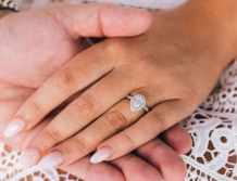 Jak wybrać idealny pierścionek z diamentem na zaręczyny