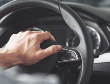 Mężczyzna zasłabł za kierownicą