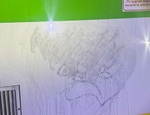 Nie wolno mazać pociągów. Nawet w serca…