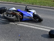 Motorowerzysta poważnie ranny. Na łuku drogi zjechał na przeciwległy pas (FOTO)