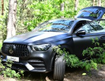 Po pijanemu na oczach właścicielki ukradł drogiego Mercedesa