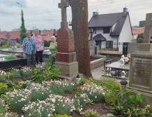 Seniorzy zadbali o opuszczone groby (FOTO)