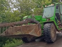Kompletnie pijany pojechał koparką do sklepu