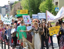 Książki nie gryzą. Połykają w całości…