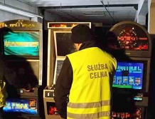 Policjanci i celnicy znaleźli nielegalne automaty hazardowe