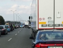 W Gaju zginął motocyklista. Kierowcy wykorzystali korytarz życia (wideo, foto)
