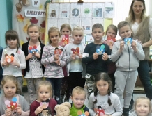 Przedszkolaki z „Bajki” w bibliotece (foto)
