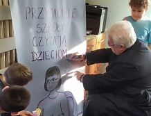 Przyjaciele szkoły czytają dzieciom (foto)