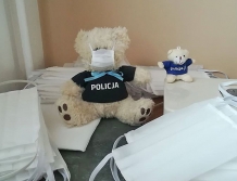 Policjanci szyją maseczki