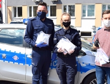 Urzędnicy i policjanci rozwożą maseczki seniorom!
