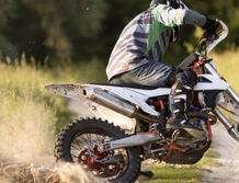 Motocyklista chciał uniknąć kontroli drogowej