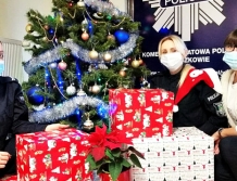 Policjanci z Wyszkowa i Długosiodła świątecznie wspierają