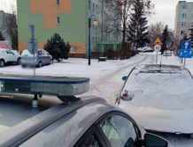 Kierowca nietrzeźwy, bez prawka, a auto w śniegu