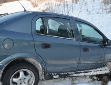 Auto wypadło z drogi i utknęło w zaspie śniegu