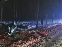 Auto dachowało. Kierowca miał dużo szczęścia