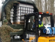 Żołnierze dostarczają płyny dezynfekcyjne do szkół i przedszkoli (foto)